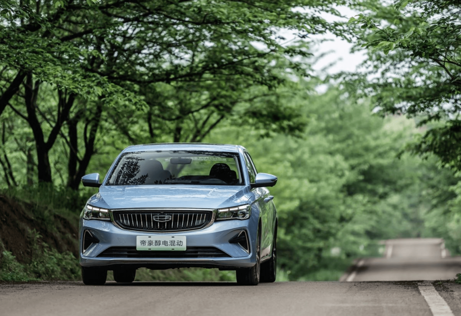 这是比电车还要节能环保的汽车,不仅零排放,而且在制作甲醇燃料过程中