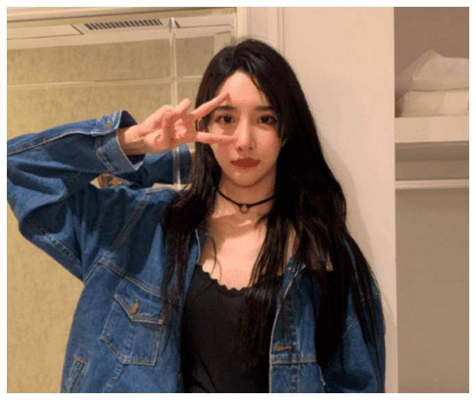 艾比整容失败,嘴角看起来不要太翘,本是一手"王炸"都能输_人们_因为