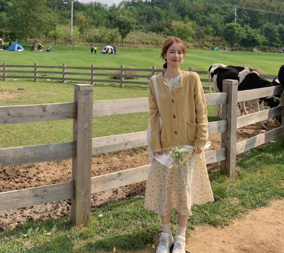 碎花裙 小白鞋,春夏必备穿搭,清新减龄首选