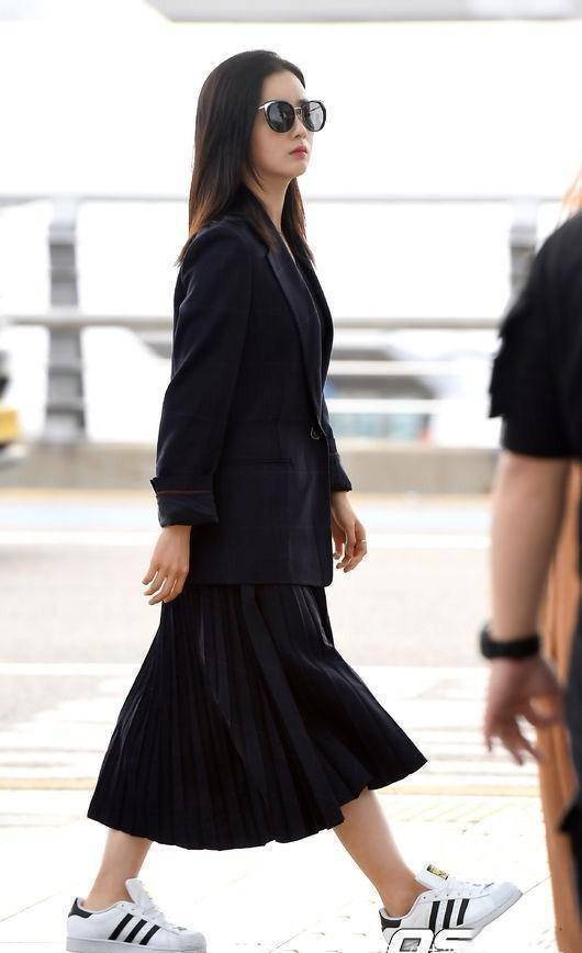 apink成员机场私服少女感不再,个性穿搭狂秀大长腿,美得不敢认_姐姐