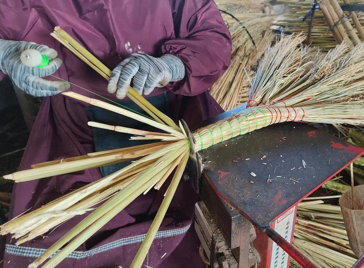 加工厂共有两个车间,生产车间负责扎笤帚,另一个车间负责笤帚最后的订