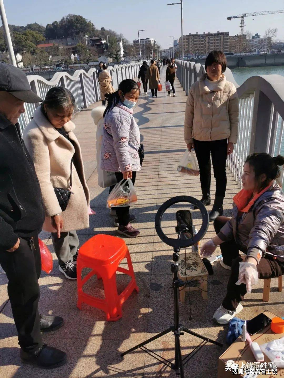 上饶市步行桥一女子边义务擦鞋一边拍抖音销售洁精剂