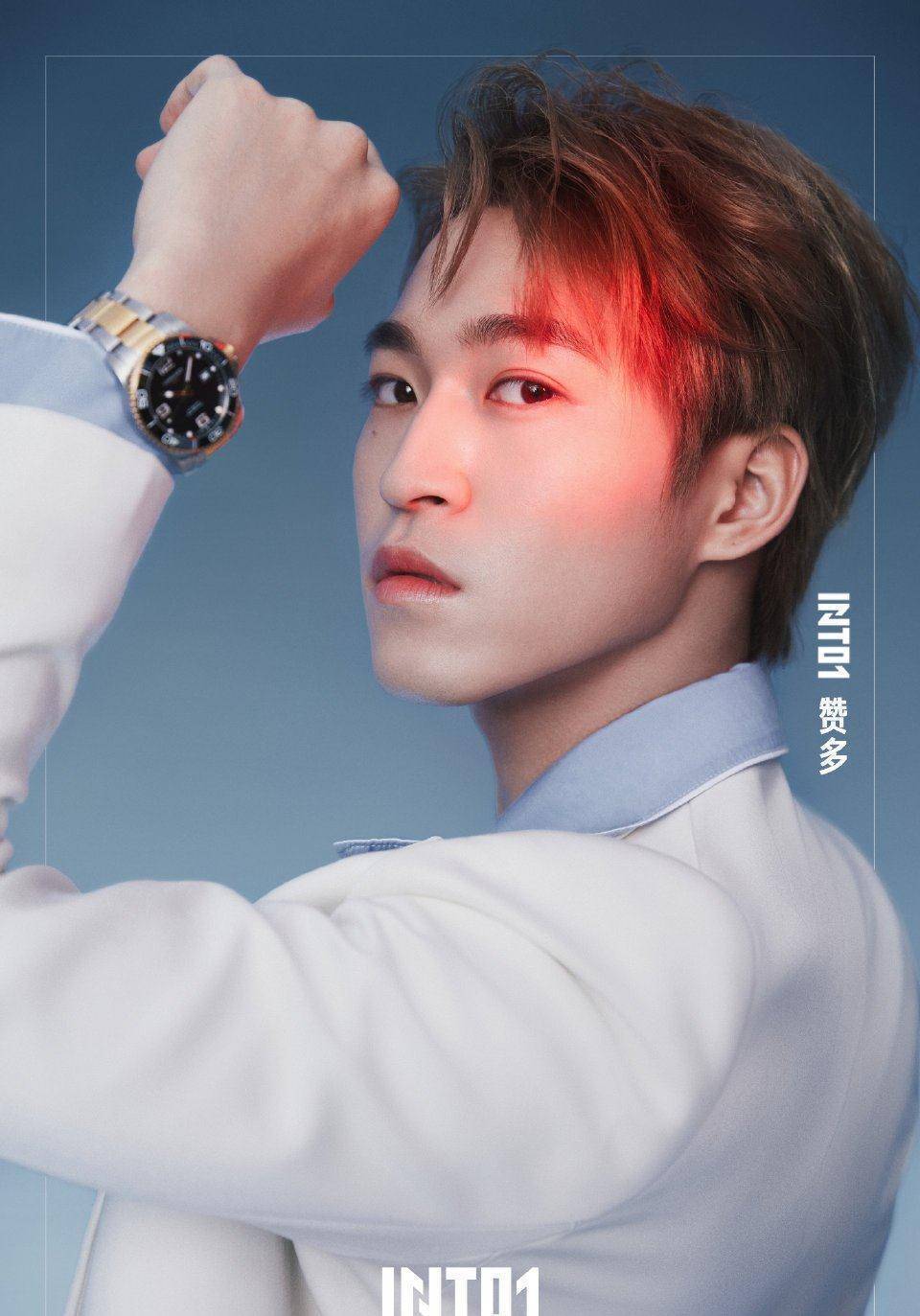into1最新官博帅照太养眼粉丝好幸福._少年_西装_官博太