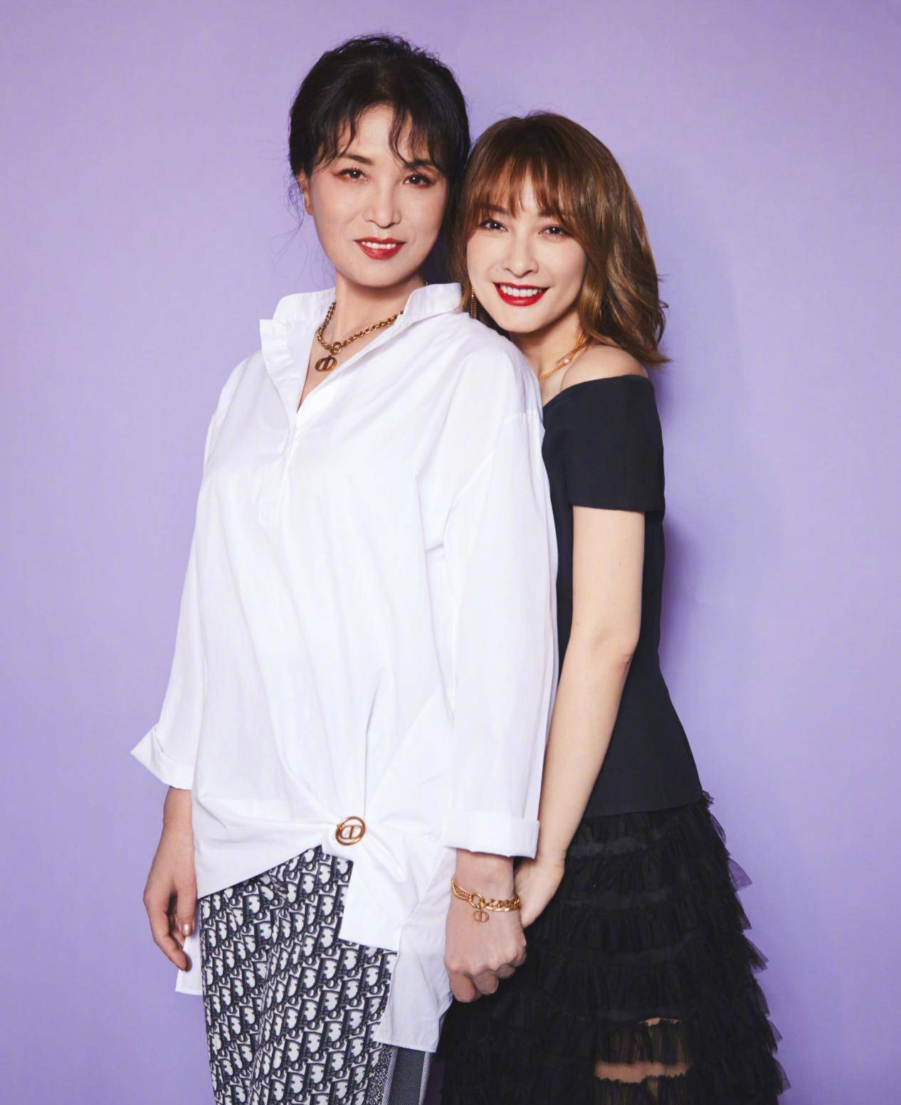 黑色上衣配半裙气质优雅,俩人同框如姐妹_吴昕和_裙子_休闲