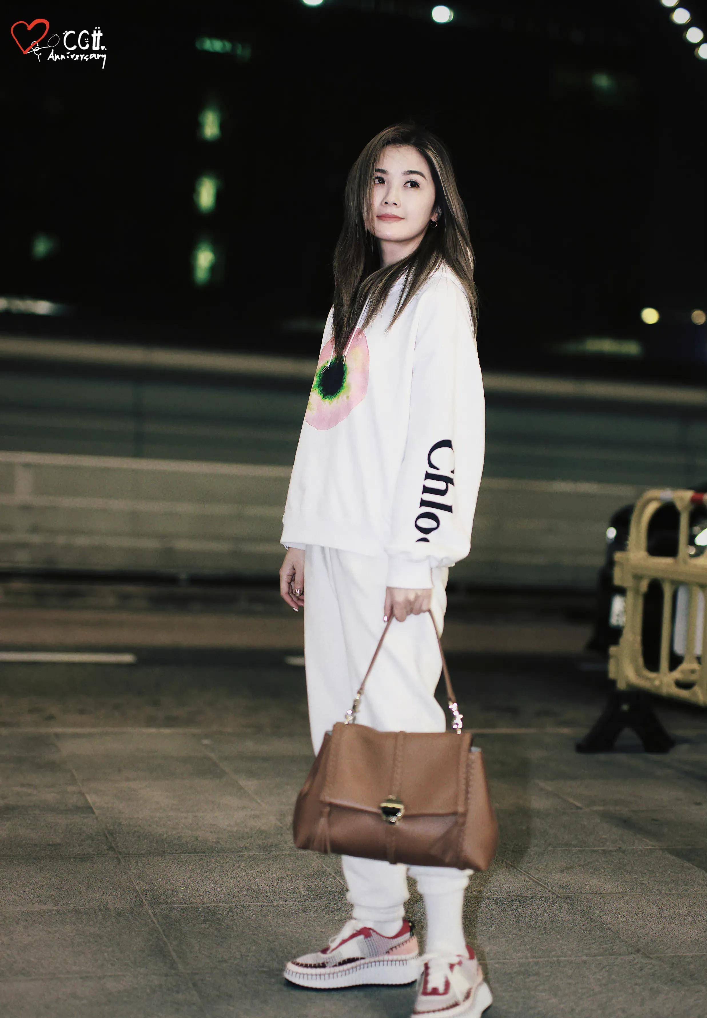 阿sa蔡卓妍出发巴黎时装周,白色穿搭休闲随性,机场摆拍很显眼_阿娇没