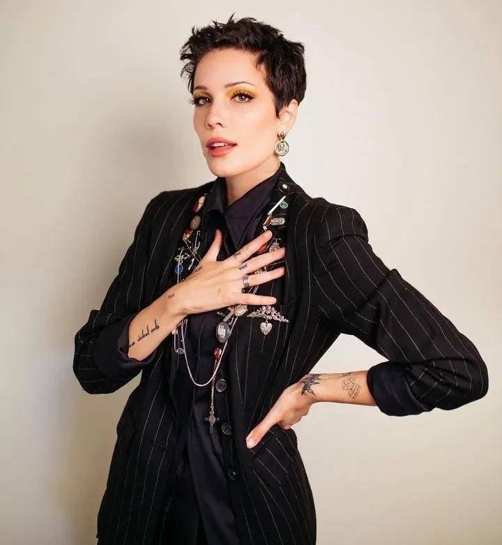 海尔希是时髦的性感女神,她连换两套连衣裙为《vogue》拍摄封面