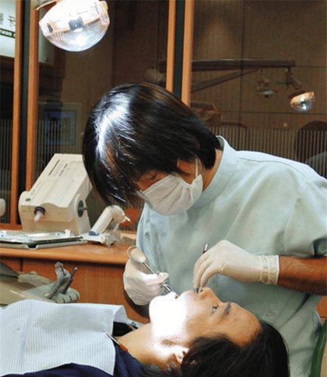 牙医工作,选择做音乐每月一千五,后来他的歌成经典_张洪量_梦想_父亲