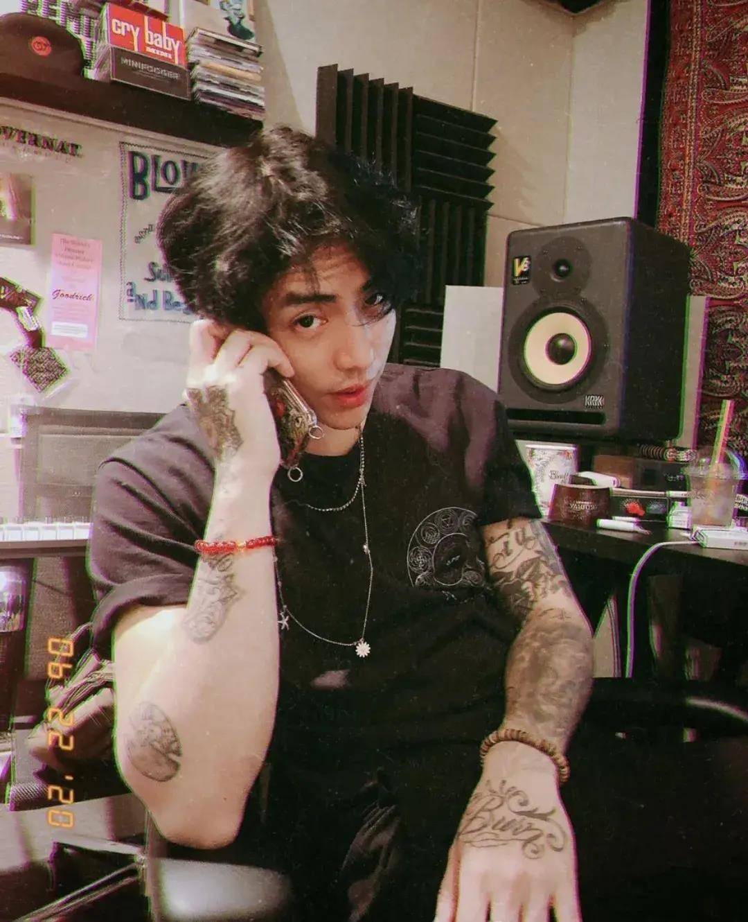 1990年出生的他,曾经作为男团c-clown队长出道,舞蹈和rapper的实力