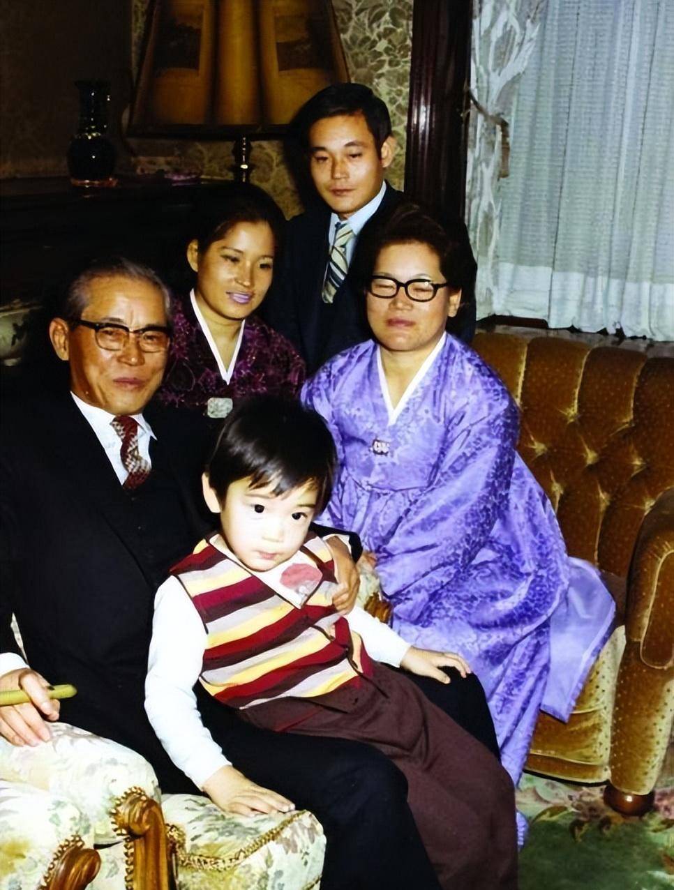 跟李在镕离婚后,三星前太子妃和影帝李政宰热恋8年,越来越美_林世玲