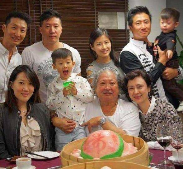 洪金宝在香港的家,房子的位置依山傍水,如今在家负责带娃了_年纪_豪宅