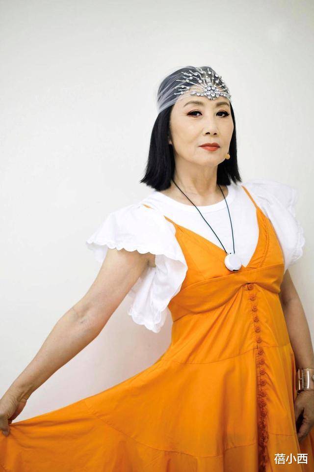72岁汪明荃还敢扎葫芦辫,穿彩色腰封化彩色眼影,她居然hold得住_时尚