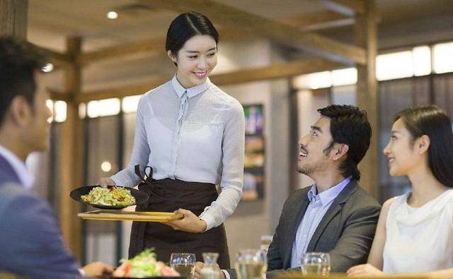 客户请吃饭,领导让我去结账,我拿着账单给领导:"我钱不够!