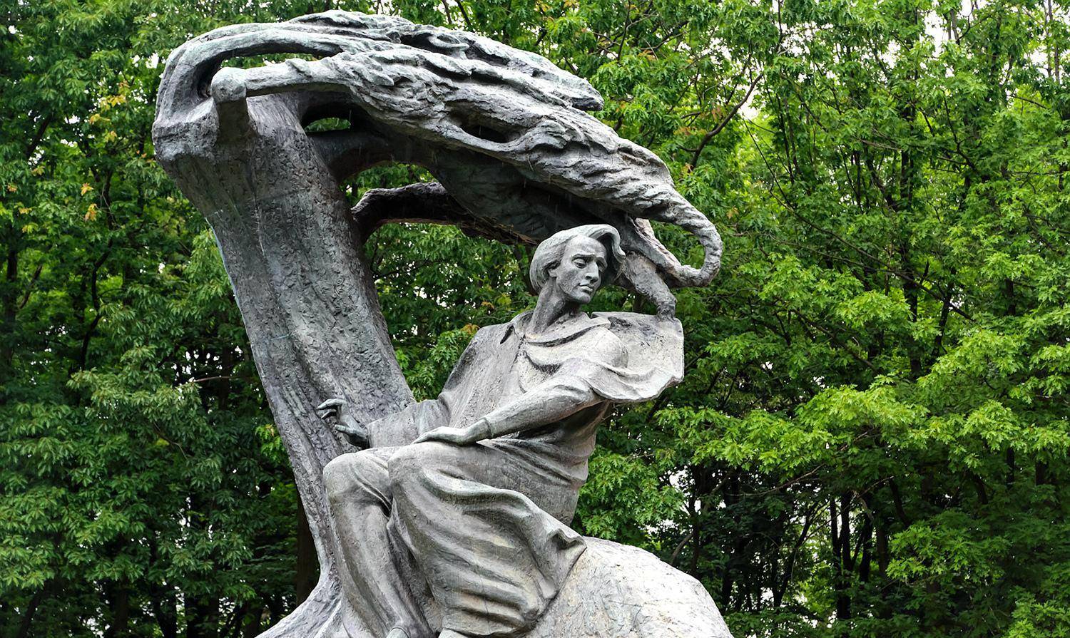 波兰瓦津基公园中的肖邦雕像在1849年10月17日的午夜时分,巴黎