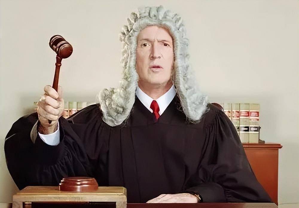 只有新西兰,澳大利亚,马来西亚等现行英美法系国家的律师在法庭上穿