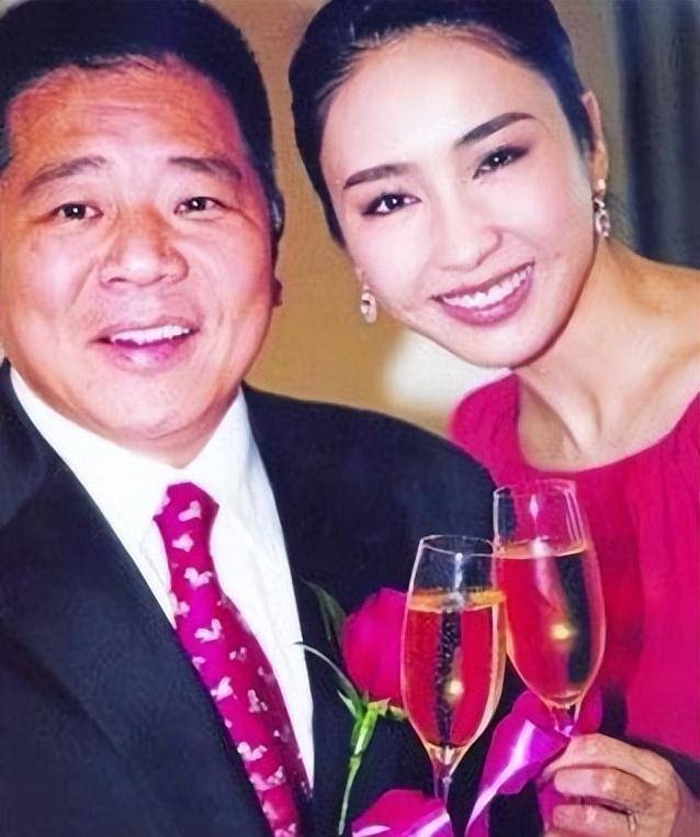 "跛豪阔太"黎姿:拒绝许晋亨游艇示爱,却被跛脚丈夫花上亿迎娶_马延