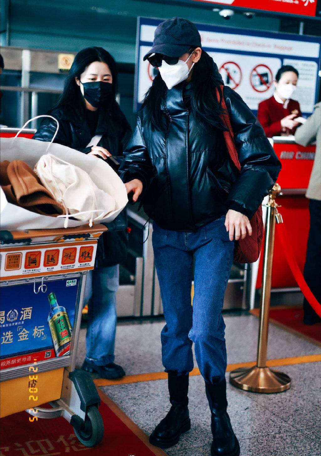 屡传怀孕风波后,迪丽热巴穿背心短裙拍广告,小腹平坦扎双麻花辫_身材