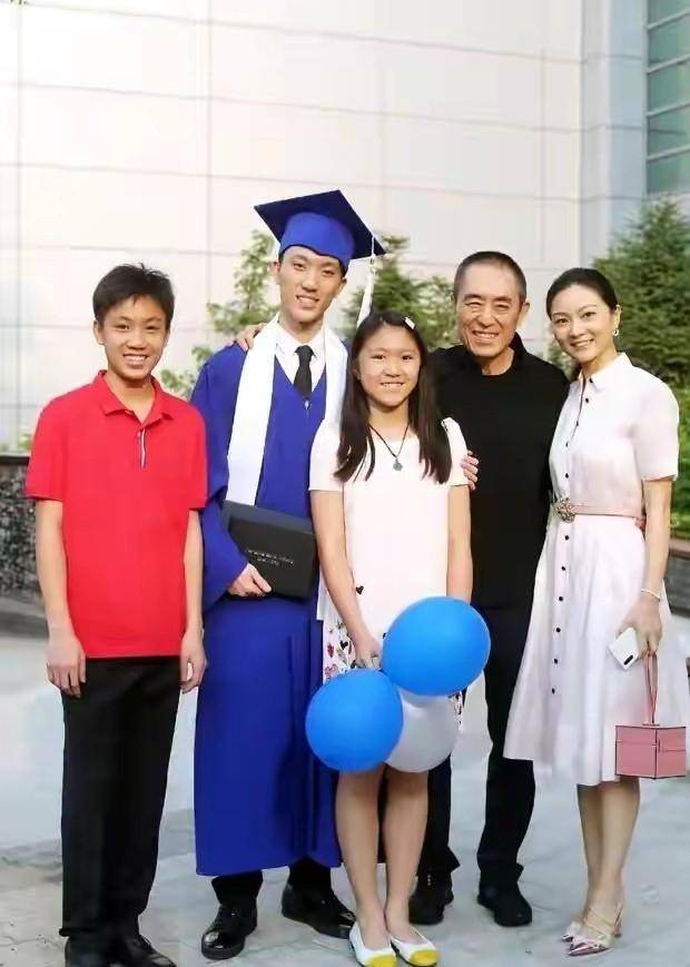 张艺谋一家五口难得时髦,穿亲子装小娇妻最清爽,他蜡黄脸色抢眼