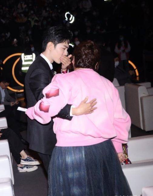 微博之夜:贾玲杨紫错位照逗,王一博口罩赢了,肖战化身宠紫狂魔_黑色