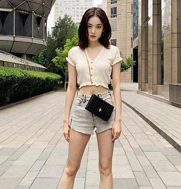 娱乐圈的女团腰,张萌机场送福利,44岁刘敏涛红礼服太惊艳_身材