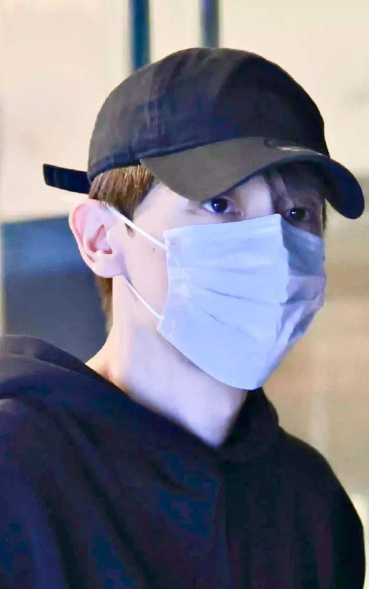 连裤管都变得更为空荡,虽然当天邓伦戴着帽子和口罩防护周全,但也能