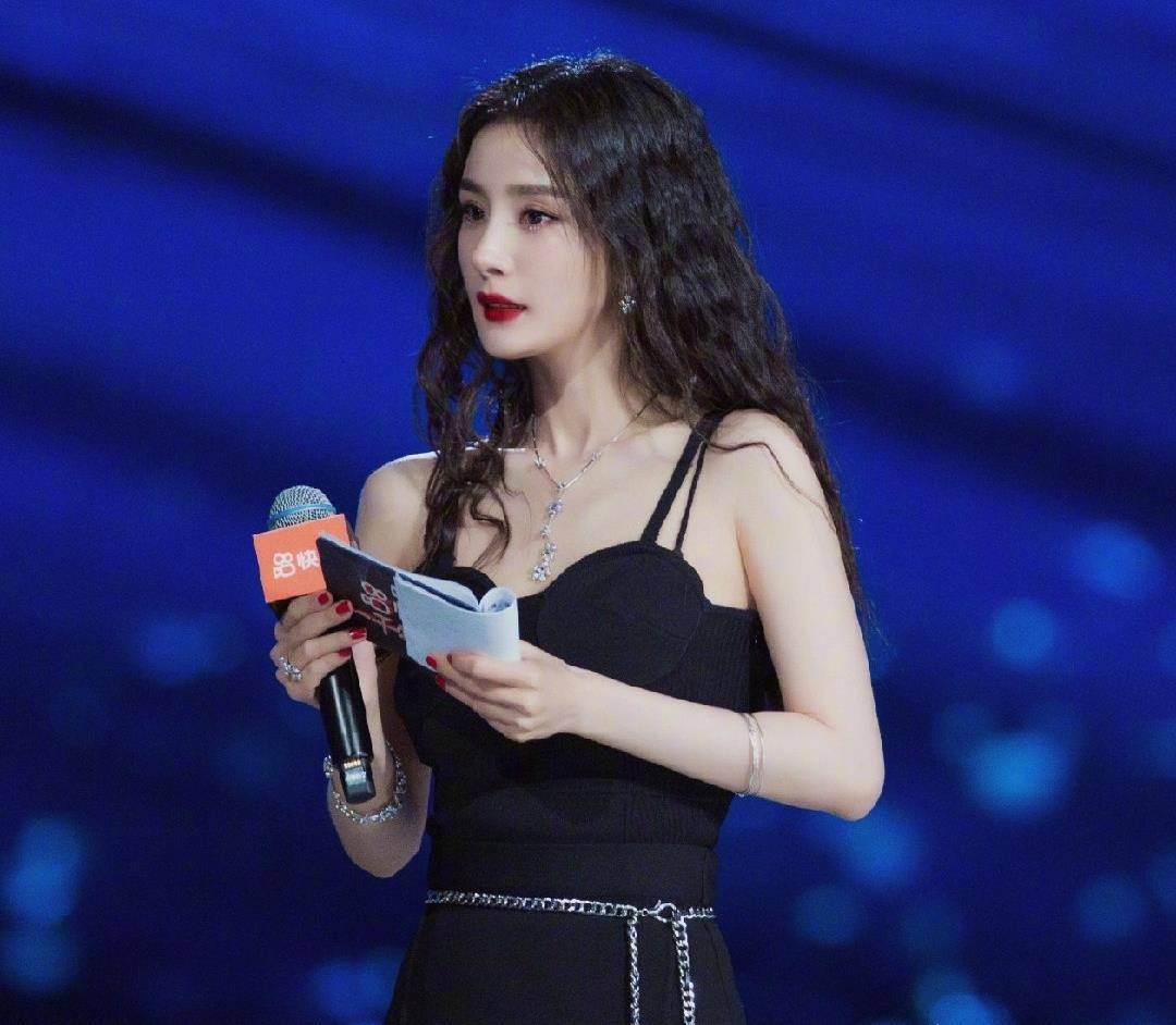 杨幂扶沈腾扶了个寂寞,手足无措,舞台上既可爱又可怜_合作_观众们