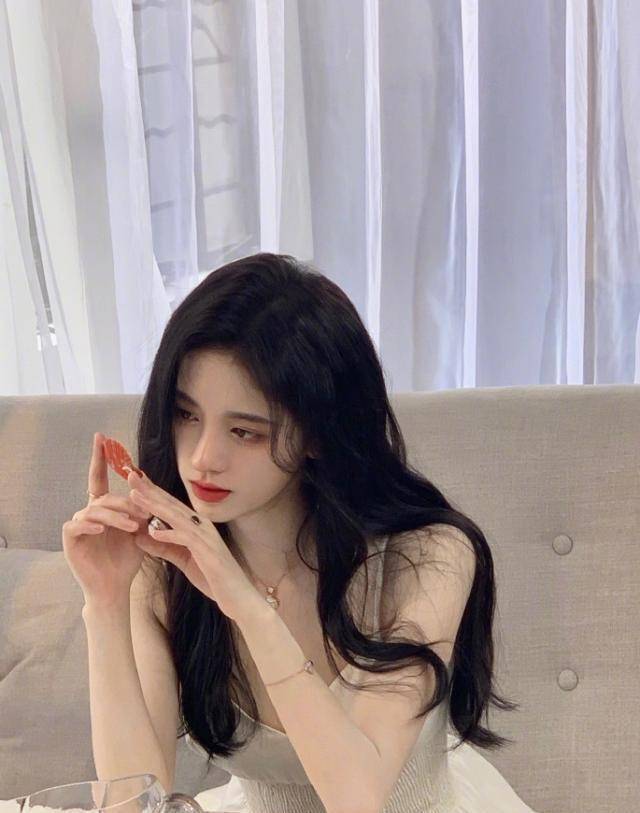 号称"四千年美女"鞠婧祎秀库存美照,工作状态打哈欠显疲倦_标签_实力