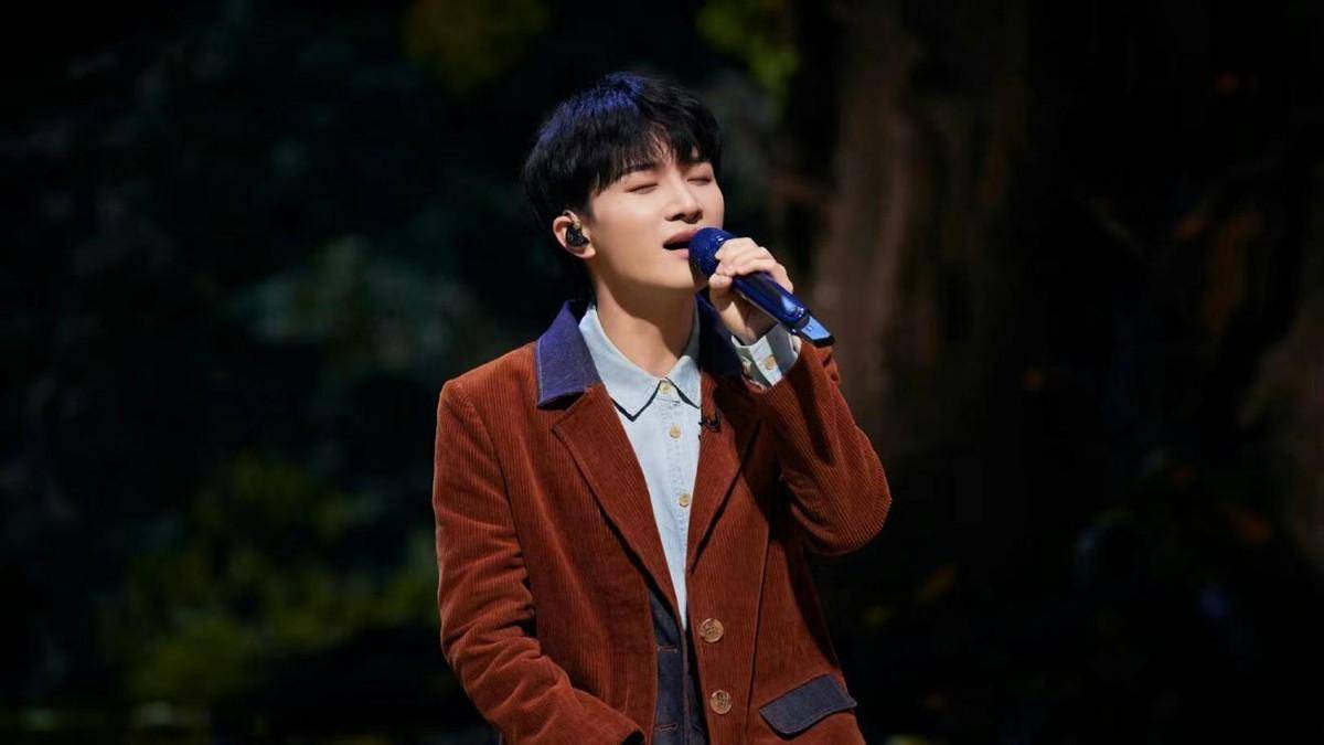 感动:老师说他是小太阳,尹约说他是夜明珠,周深说做歌手很幸福_大学