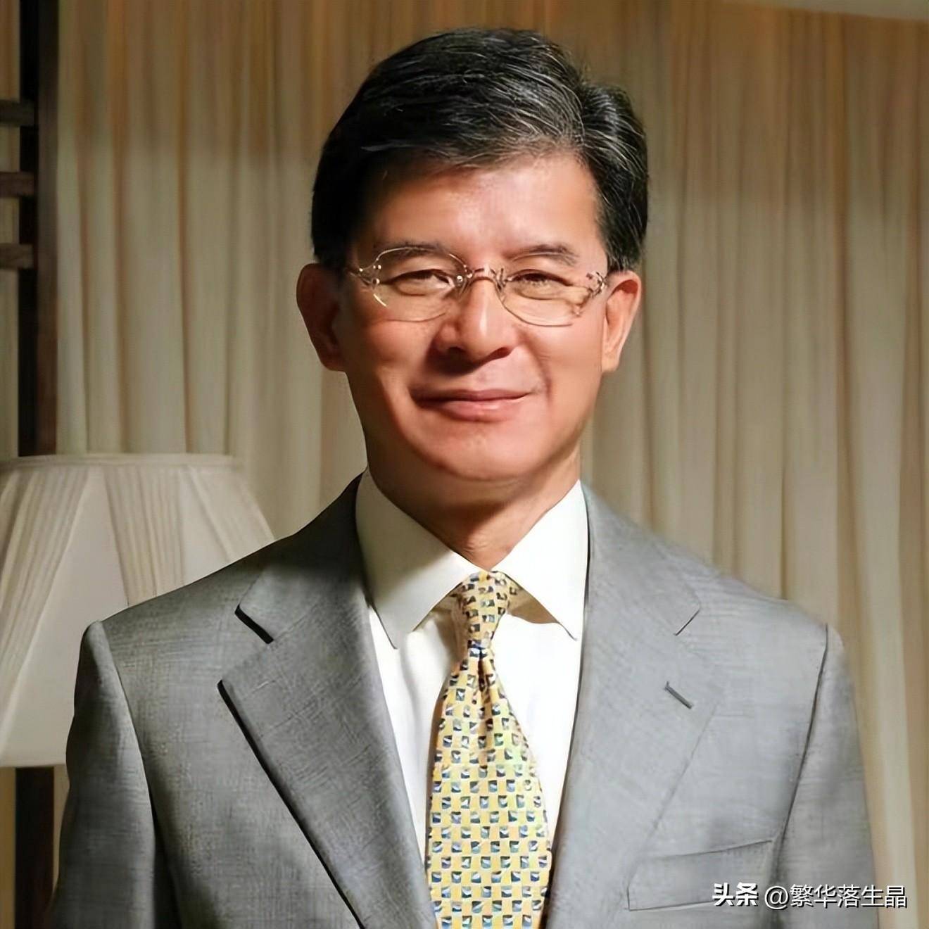 罗康瑞罕见露面,和儿女合影画面温馨,朱玲玲没有现身_生活_霍震霆