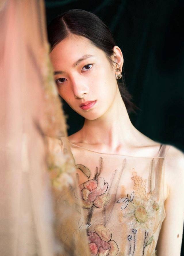 项偞婧刺绣长裙现身,179cm身高这气质绝了_黑色_裙子_感觉