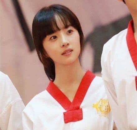 在这部电视剧中,我们都知道戚百草在范晓莹的帮助下