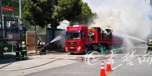 十堰一货车起火秒变“火车”司机一路奔驰开进消防队