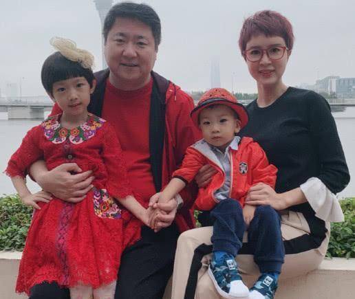 金巧巧为6岁女儿庆生,章子怡带女儿去庆祝,醒醒越来越漂亮_夫妻_儿子
