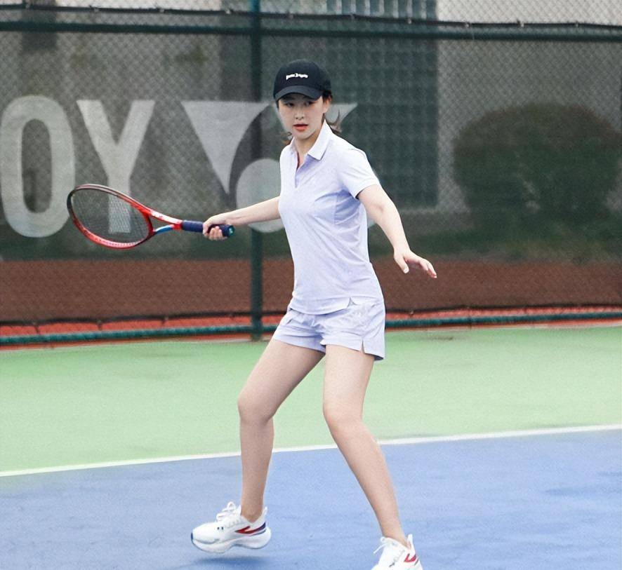 38岁朱珠晒素颜打球照!