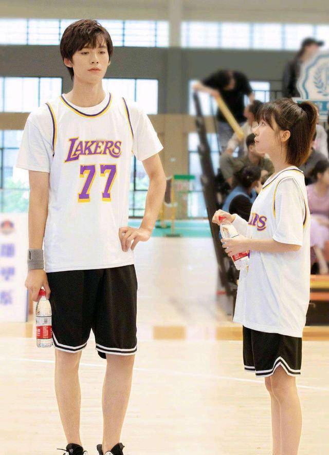 《我凭本事单身》宋伊人表现优异,邓超元中规中矩,其他人没眼看_苗苗