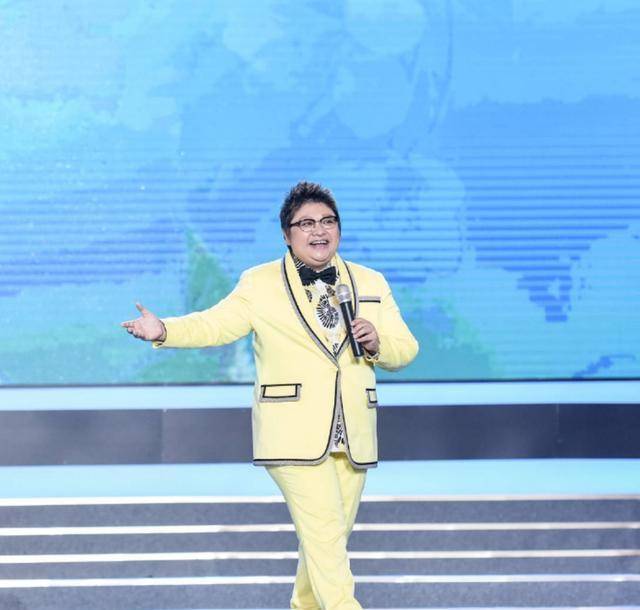 机场偶遇韩红回京,穿防风衣蓝牛仔戴白帽,瘫坐椅子上难掩疲惫感_黑色