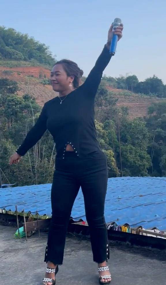 云南黑妹爆红网络,天籁嗓音魔鬼身材,网友:她已经超越了原唱!