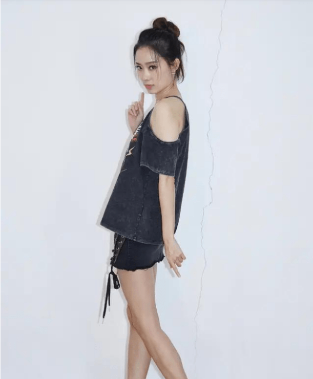 拼图牛仔短裤搭配吊带,张小斐彰显女神风采,网友:美人_时尚_认可_喜剧
