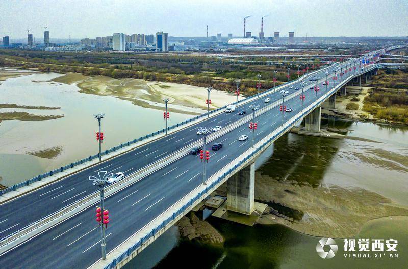 无人机视角下:西安北跨路桥_正阳_渭河_新城