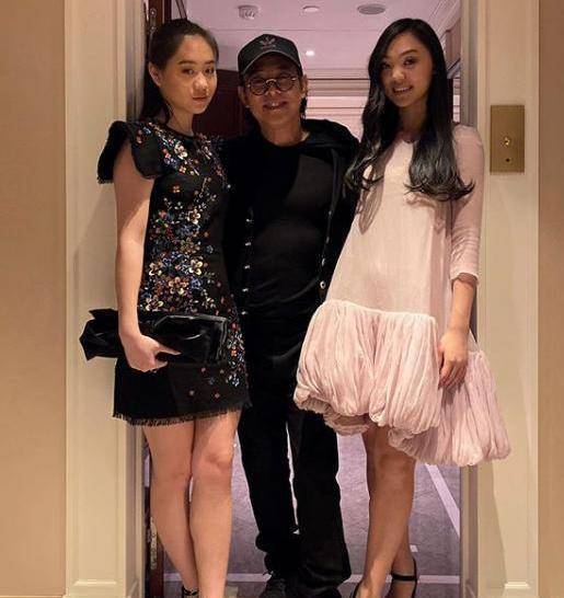 李连杰一家四口经常被搜查的原因是,他19岁的女儿要去国外参加成人