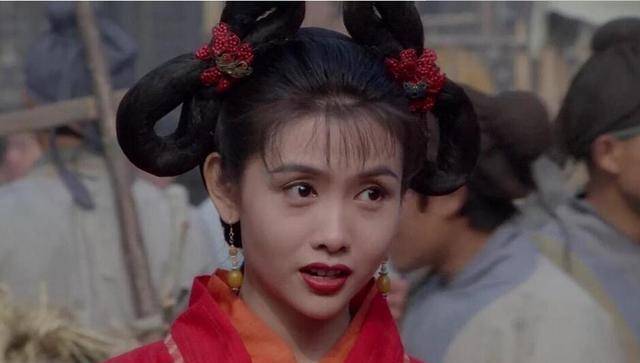 在《倚天屠龙记》中,张无忌借赵敏的倚天剑,为小昭劈开手链和脚链.