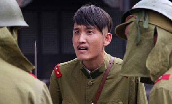 他曾在拍戏时带弟弟进剧组玩耍,后弟弟出名,而他却