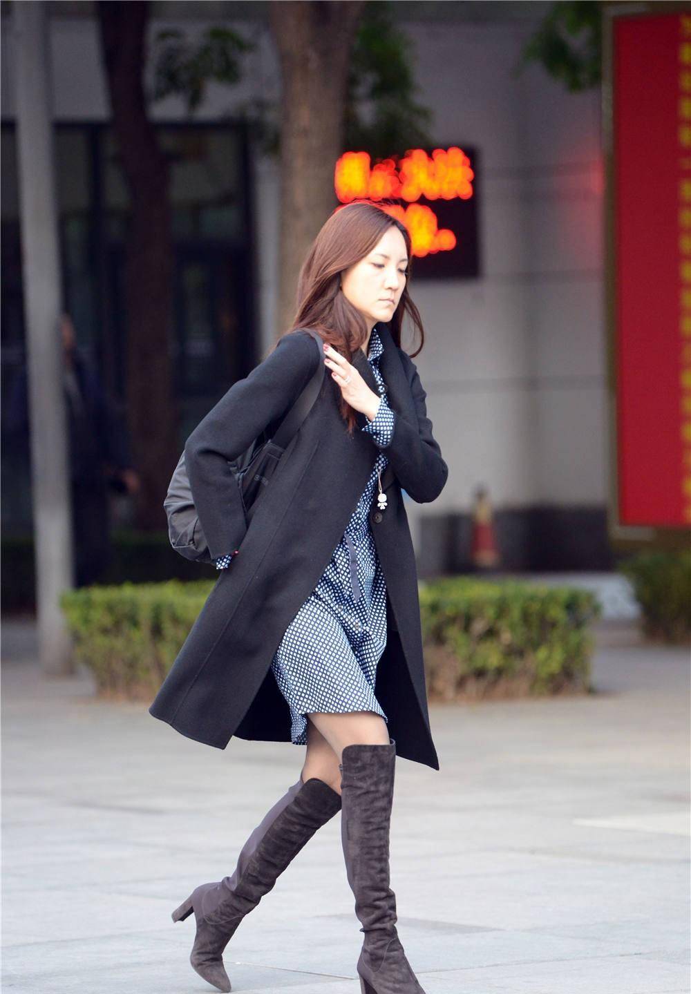 适合秋季的搭配有很懂,看你想要搭配什么风格,长靴搭配,受到很多美女