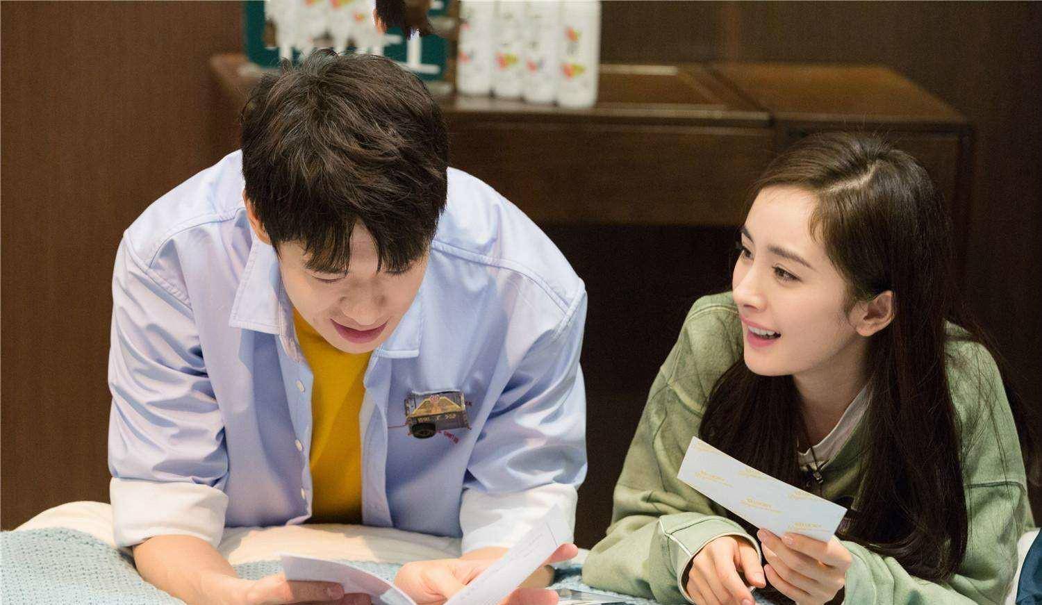 与魏大勋同住酒店后官宣新身份,手持红色聘书是青年演员的骄傲_于小