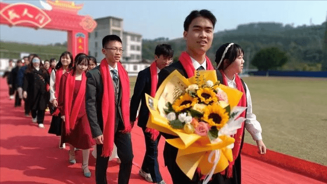 广西省柳州市柳城中学隆重举行成人礼暨高考百日冲刺誓师大会_高三