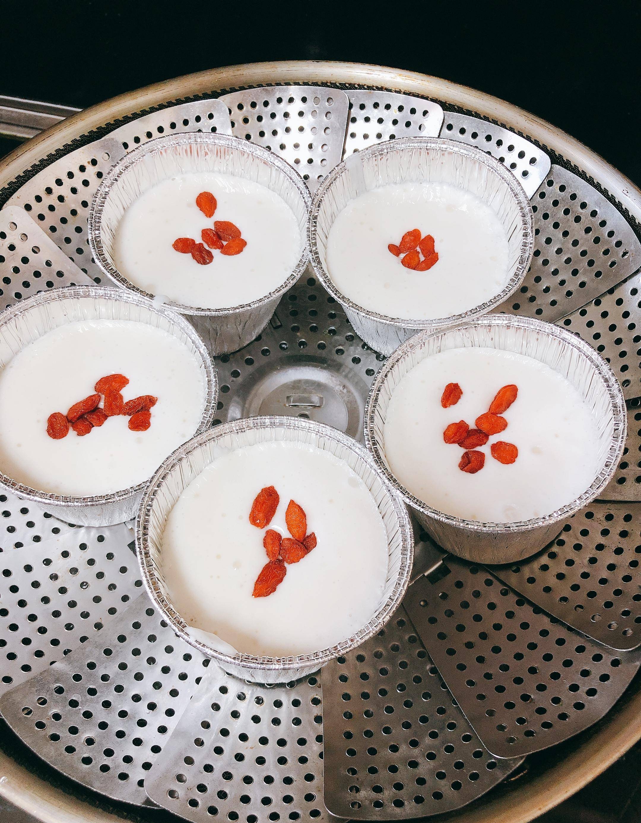 蒸大米发糕!香甜弹糯,超级好吃_酵母_香味_葡萄干