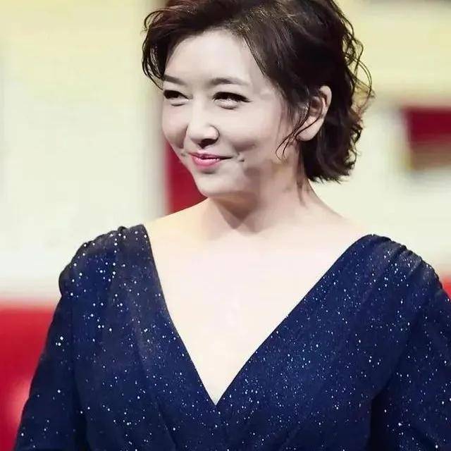 55岁江珊发福!一把年纪还风韵犹存,珠圆玉润太有福气_姜珊_姜山_气质