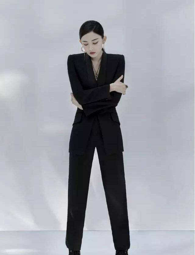 古力娜扎表现力十足,拍摄写真照太有范,西装套装高级大方_黑色_白色