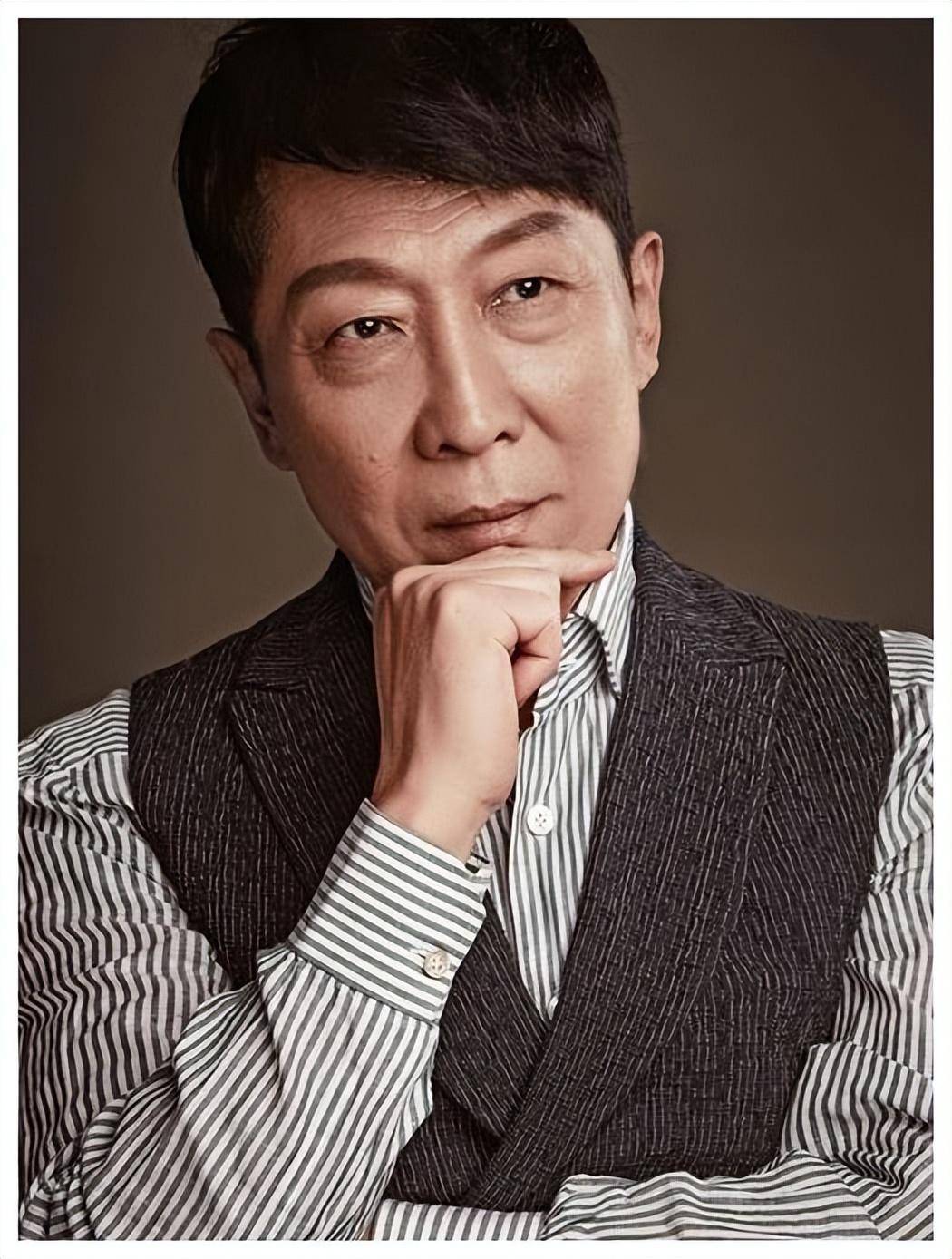 "爸爸专业户"韩童生:放弃铁饭碗当演员,与妻子恩爱多年很幸福