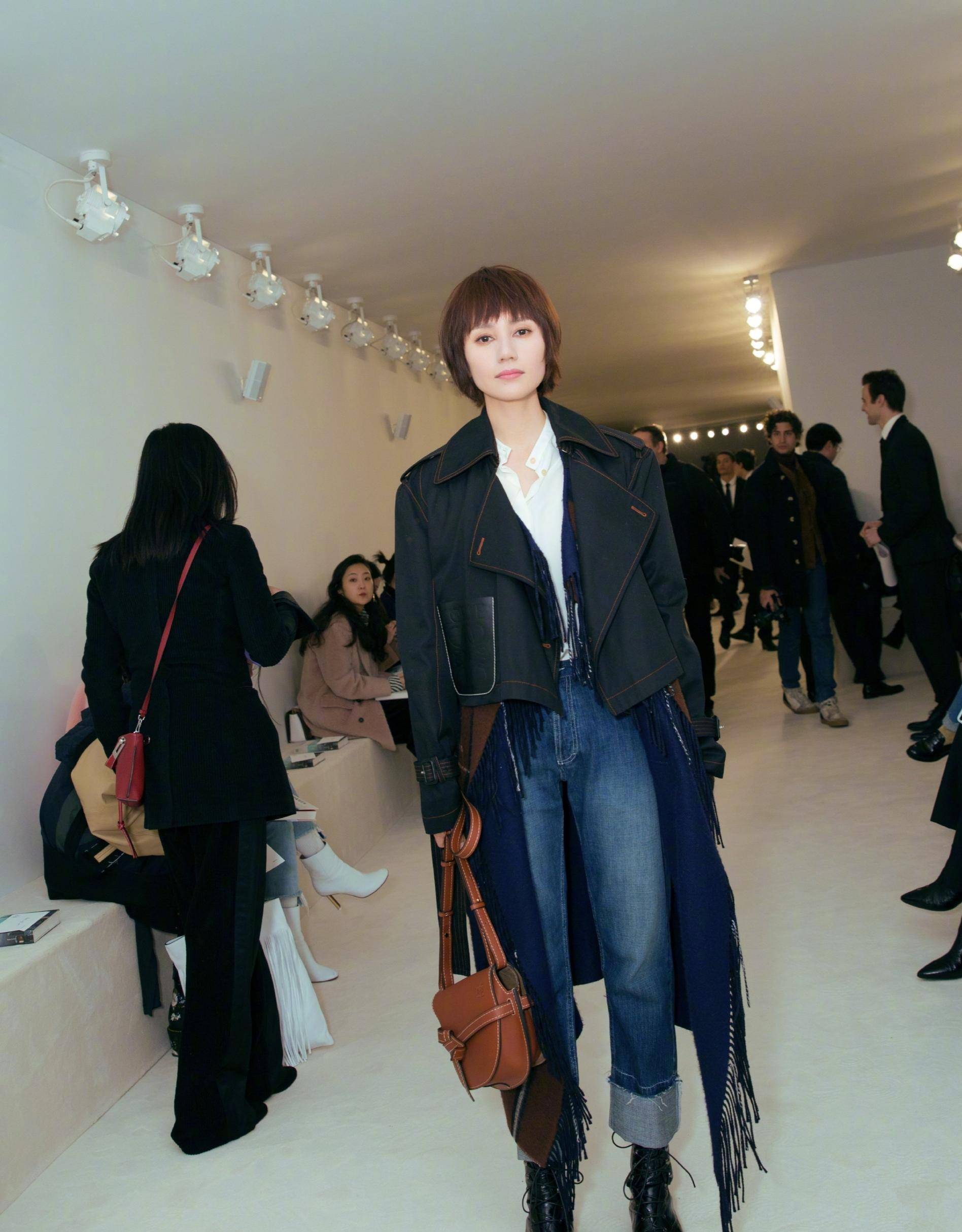 袁泉通过这条高腰牛仔裤达到了这样的目的,不过这件风衣外套其实更加