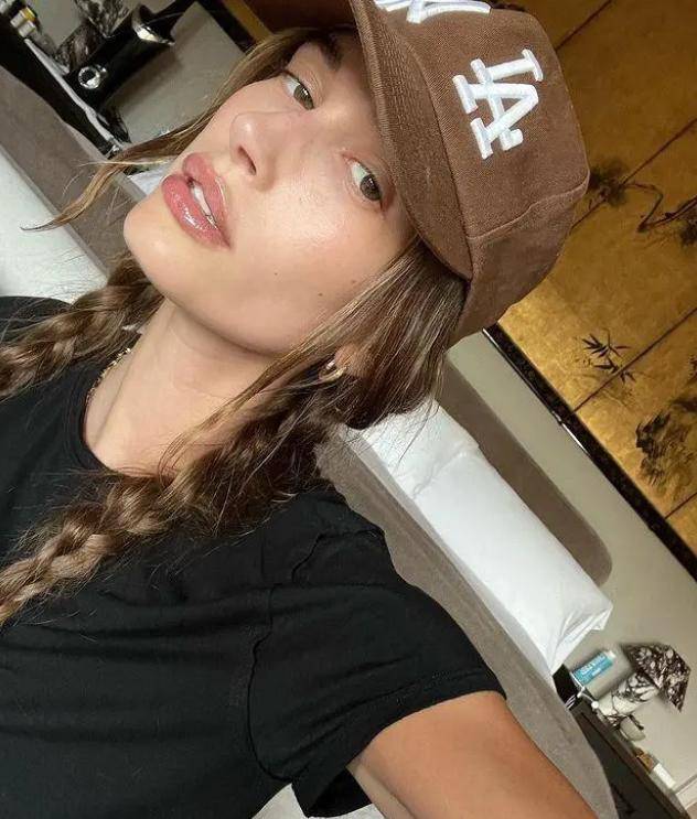 海莉晒庆生照,比伯却取关她,海莉一直模仿前任赛琳娜,心累吗?